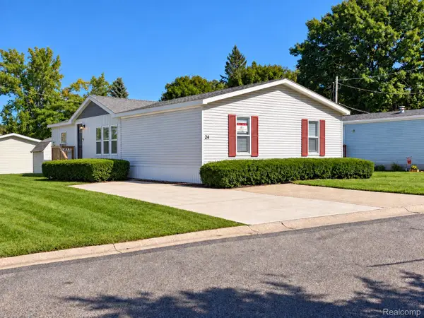 24 Hill Drive, Fenton, MI 48430