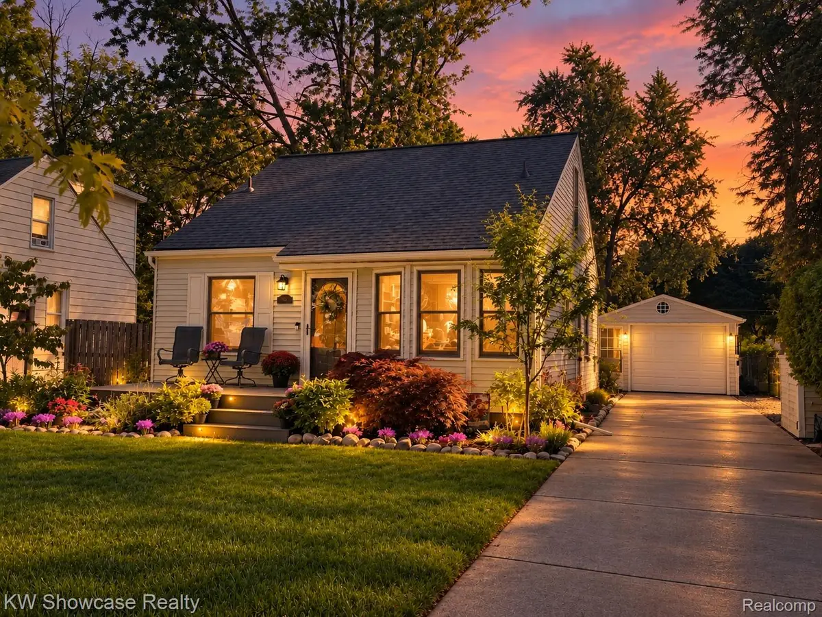 363 S Roslyn Road, Waterford, MI 48328 - #1