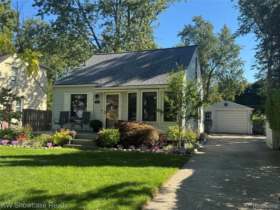 363 S Roslyn Road, Waterford, MI 48328 - #2