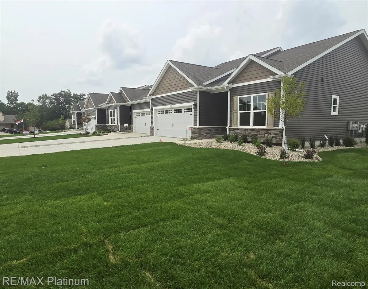825 Oakwood Circle #04, Fenton, MI 48430 - #1