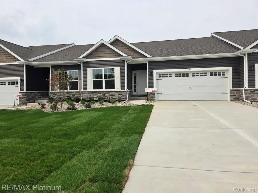 825 Oakwood Circle #04, Fenton, MI 48430 - #2