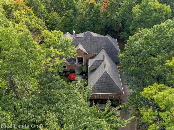 5086 Hilltop Estates Drive, Clarkston, MI 48348