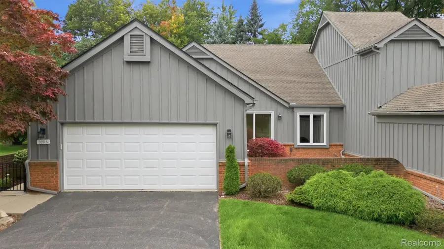 28516 Venice Circle, Farmington Hills, MI 48334 - #2