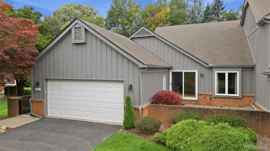 28516 Venice Circle, Farmington Hills, MI 48334 - #3