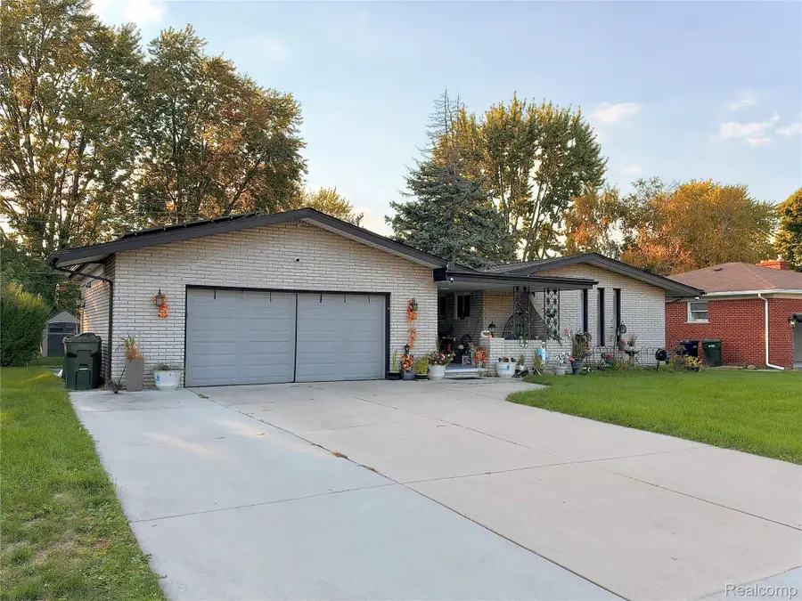 38233 Medville Drive, Sterling Heights, MI 48312 - #2