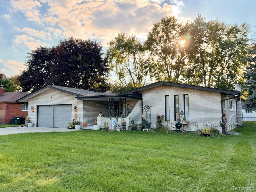38233 Medville Drive, Sterling Heights, MI 48312 - #3