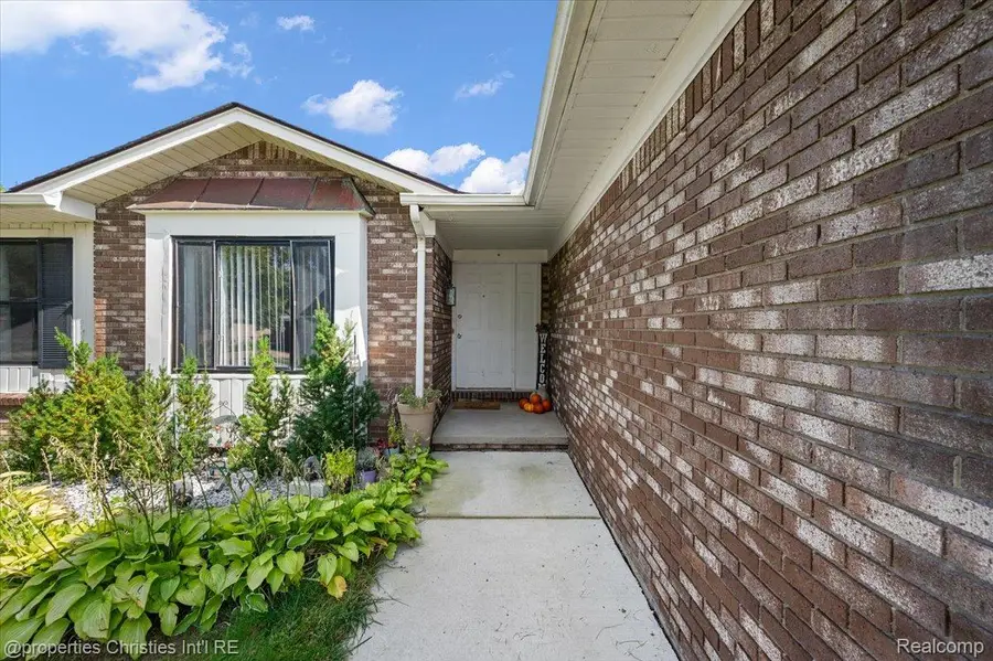 38364 Yonkers Drive, Sterling Heights, MI 48310 - #3