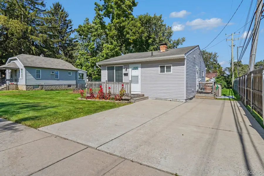 20 W New York Avenue, Pontiac, MI 48340 - #3