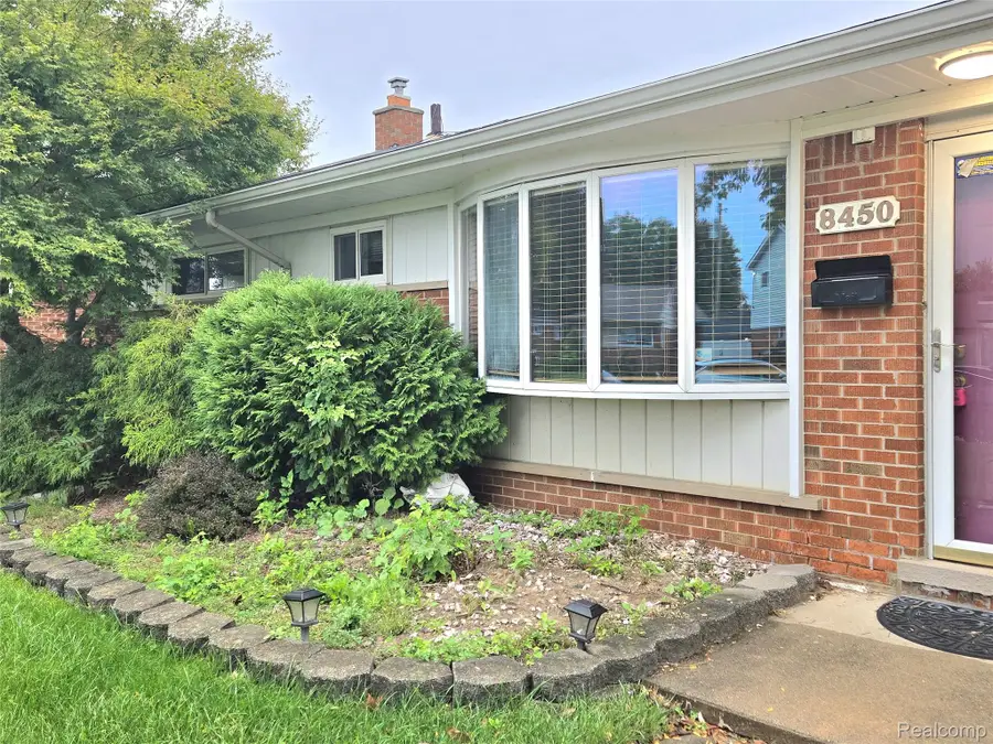 8450 Norborne Avenue, Dearborn Heights, MI 48127 - #2