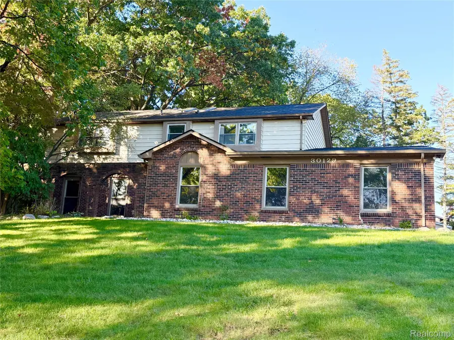 30129 Deer Run, Farmington Hills, MI 48331 - #2