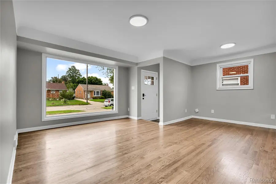 8577 Dixie Lane, Dearborn Heights, MI 48127 - #3