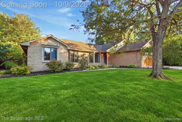 2390 Briar Creek Lane, Burton, MI 48509