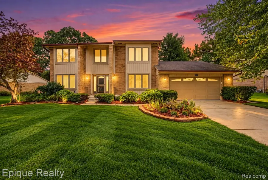 33033 Walnut Lane, Farmington Hills, MI 48334 - #2