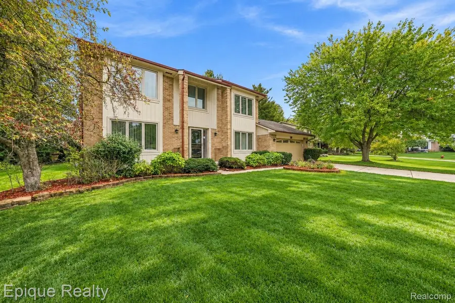 33033 Walnut Lane, Farmington Hills, MI 48334 - #3