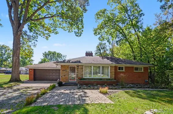 21695 Rougewood Drive, Southfield, MI 48033