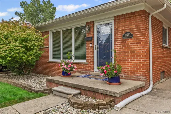 24280 Ridgedale Street, OakPark, MI 48237