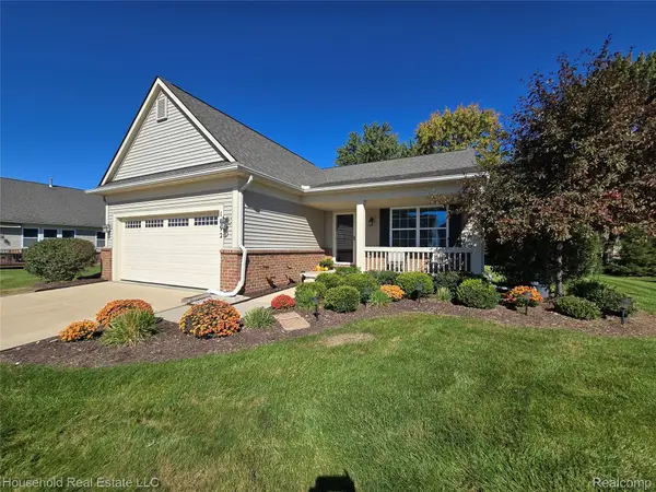 1092 Paddock Drive #80, SouthLyon, MI 48178
