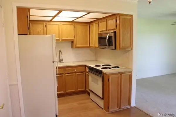 27094 Sandy Hill Ln #24, NewHudson, MI 48165