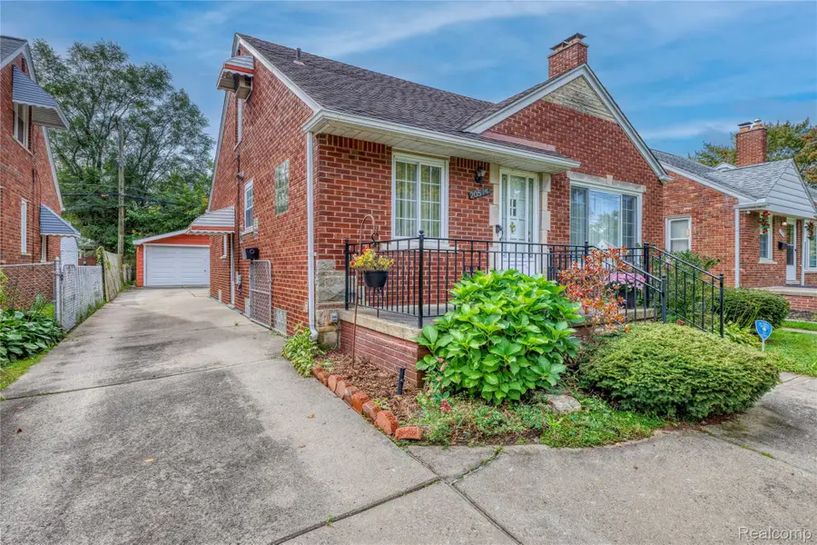 20514 Lochmoor Street, Harper Woods, MI 48225 - #3