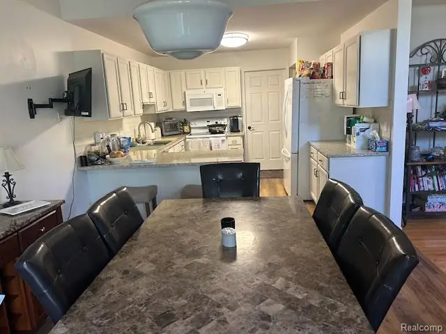 54516 Cambridge, Shelby, MI 48315 - #2