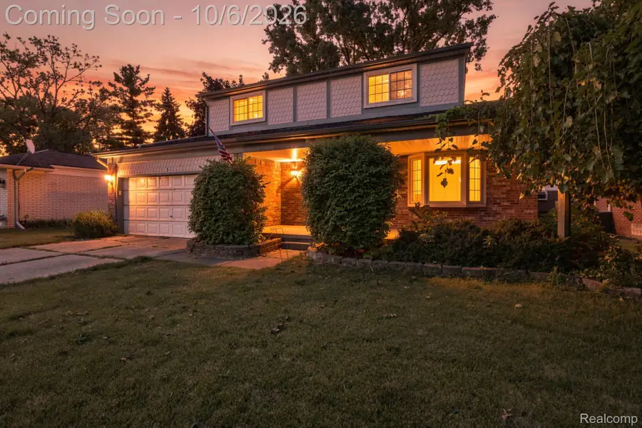 18238 Red Oaks Drive, Macomb, MI 48044 - #2