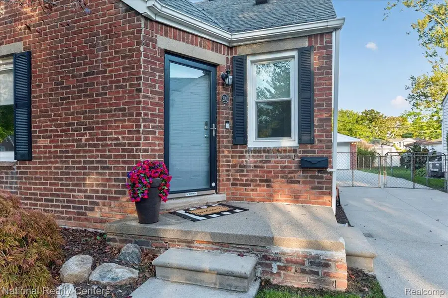 210 N Wilson Avenue, Royal Oak, MI 48067 - #2
