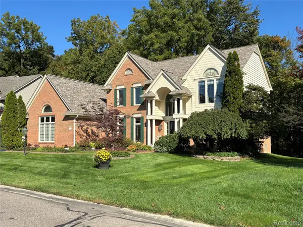 40054 Woodside Drive N, Northville, MI 48168