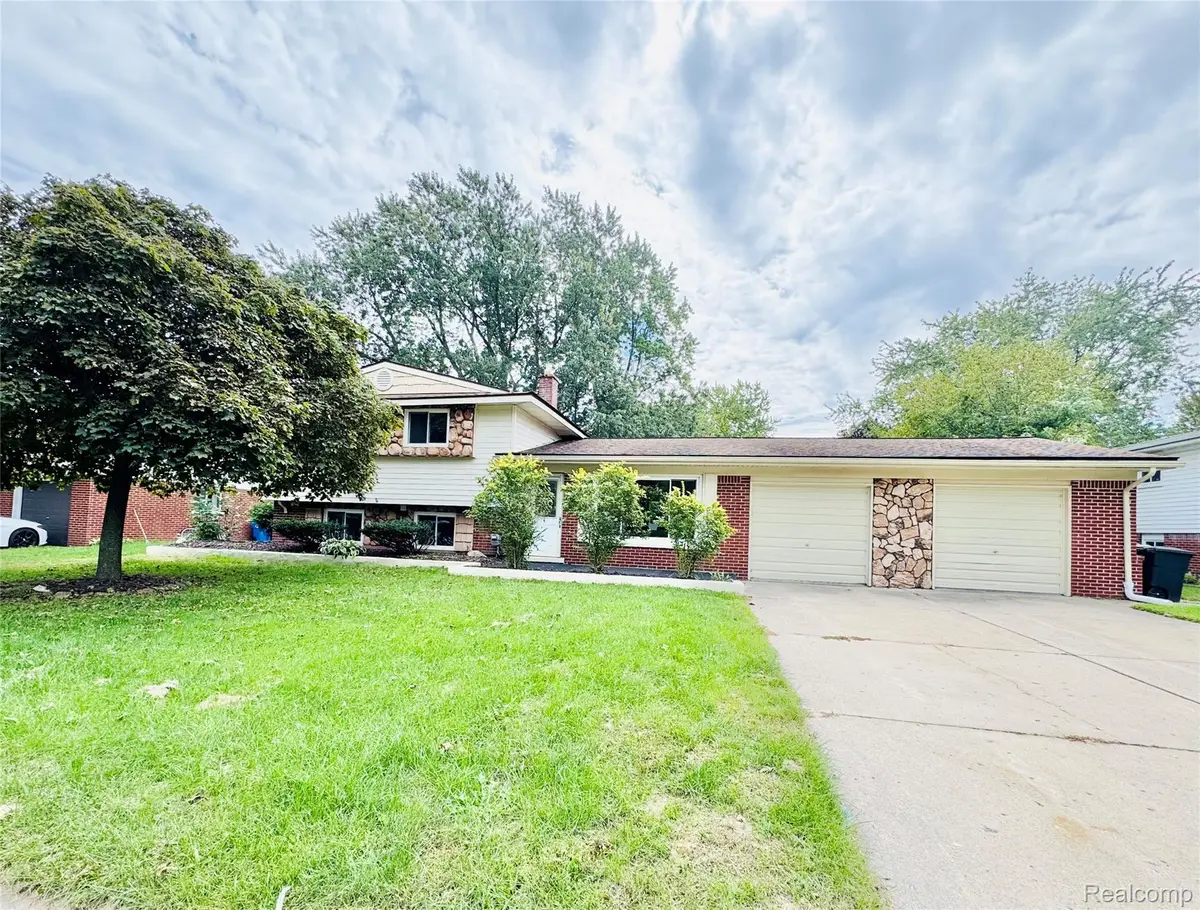 5779 Strathdon Way, Waterford, MI 48327 - #1