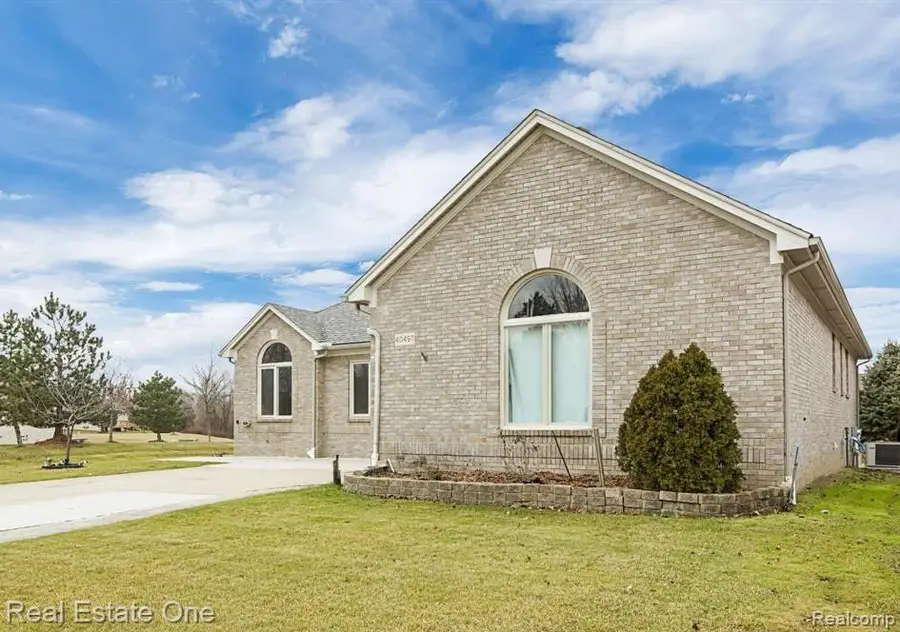 40497 Riverbend Drive, Sterling Heights, MI 48310 - #2