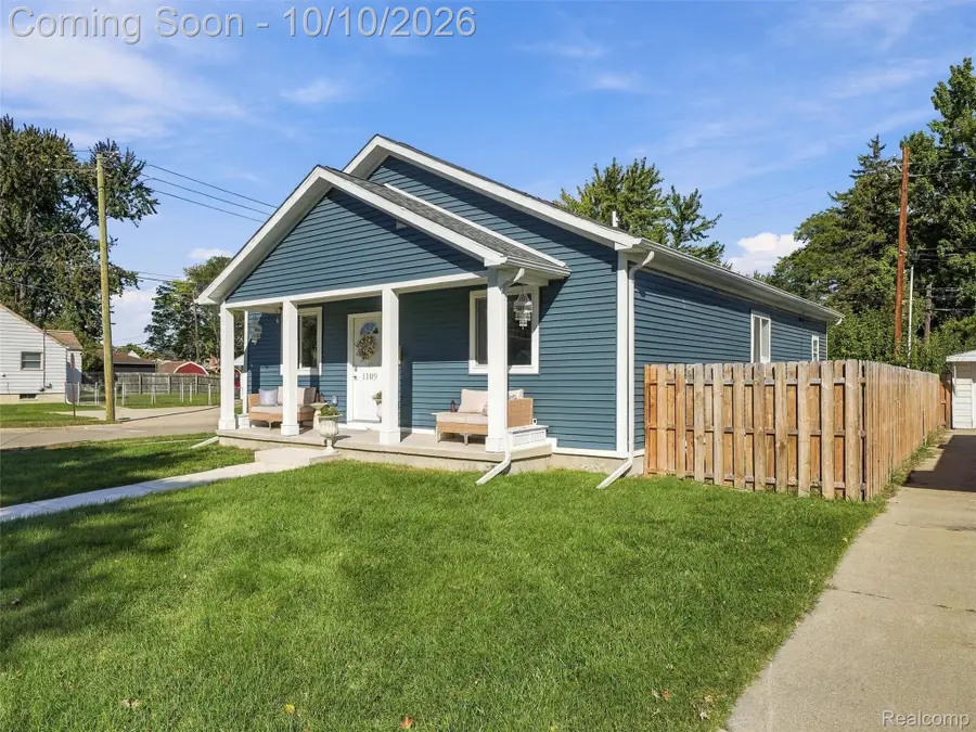 1109 E Pearl Avenue, Hazel Park, MI 48030 - #3
