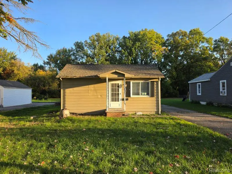 567 Helen Street, Mount Morris, MI 48458 - #3