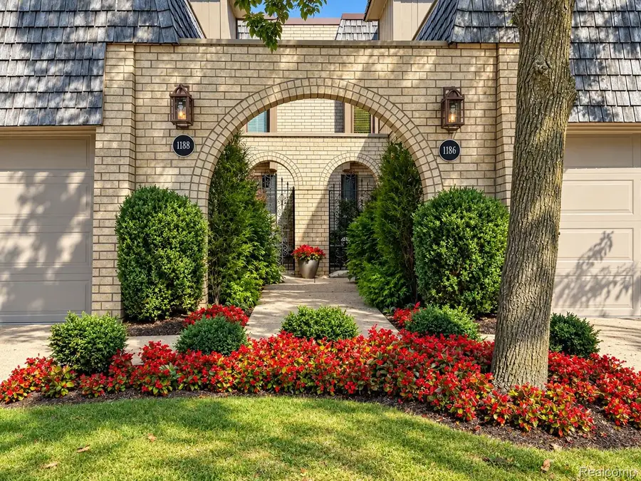 1188 Oakwood Court, Rochester Hills, MI 48307 - #2
