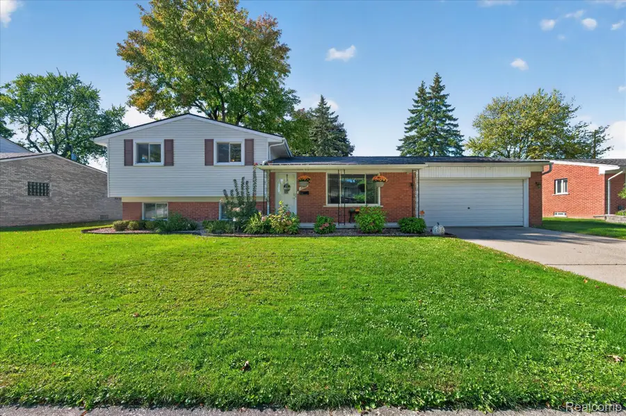 16505 Country Club Drive, Livonia, MI 48154 - #3