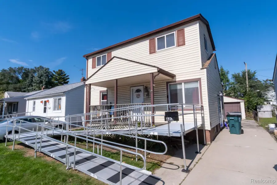 621 E Coy Avenue, Hazel Park, MI 48030 - #2