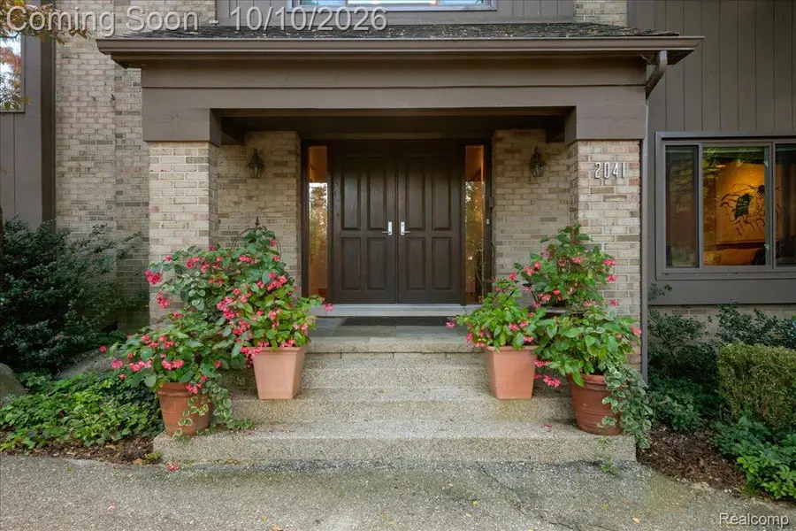 2041 Bloomfield Woods Court, West Bloomfield, MI 48323 - #2