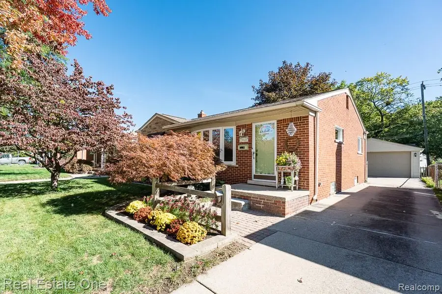 29404 Milton AVE, Madison Heights, MI 48071 - #2