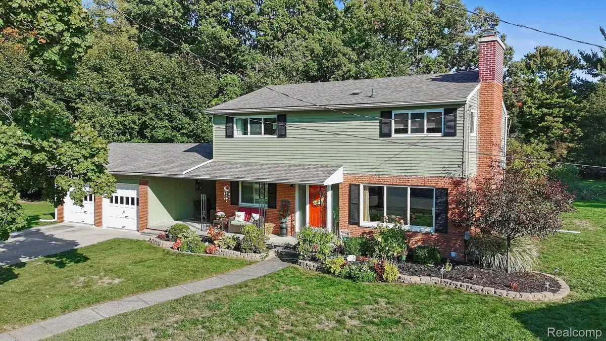 334 Crescent PL, Flushing, MI 48433 - #1