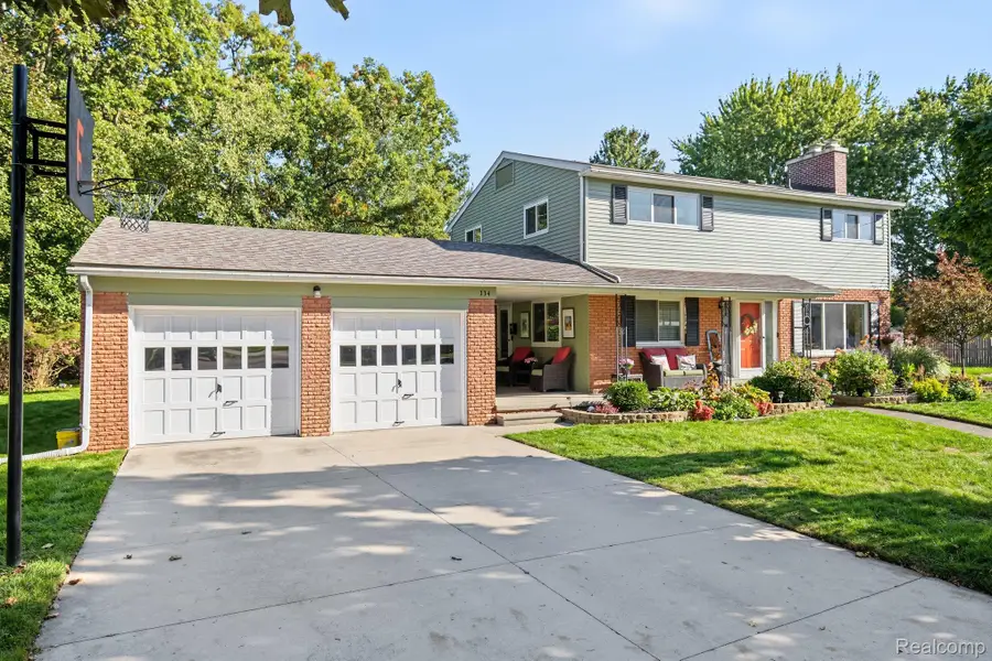 334 Crescent PL, Flushing, MI 48433 - #2