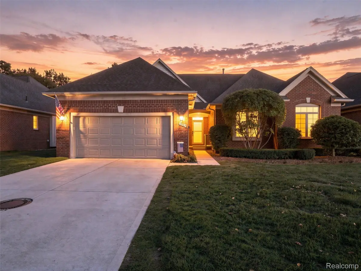 1942 Glenwood DR, Sterling Heights, MI 48310 - #1