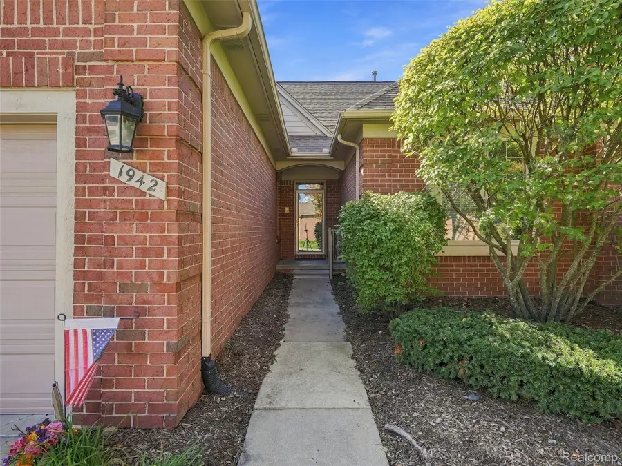 1942 Glenwood DR, Sterling Heights, MI 48310 - #3