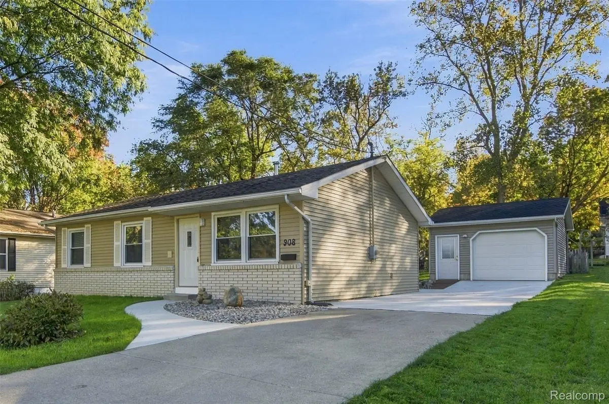 908 N East ST, Fenton, MI 48430 - #1
