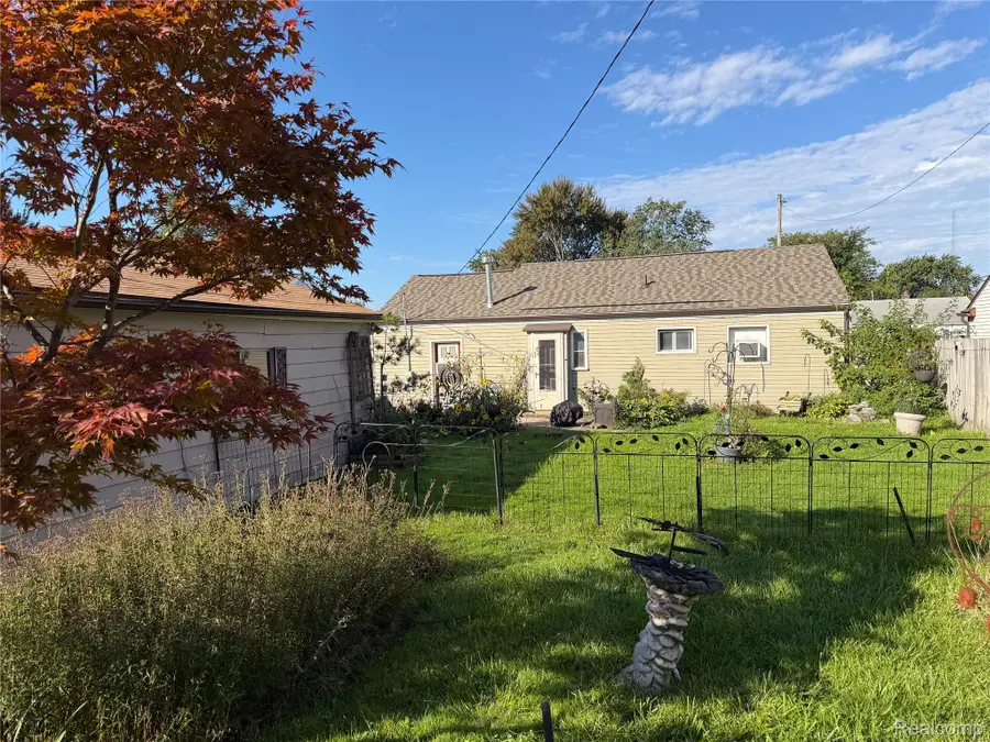26560 Lehner ST, Roseville, MI 48066 - #2