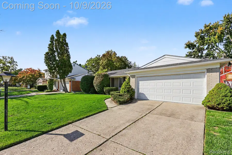 38539 Covington DR, Sterling Heights, MI 48312 - #3