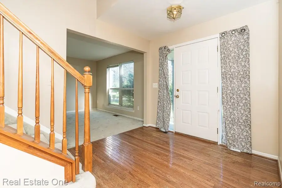 7583 Greenway LN, West Bloomfield, MI 48324 - #2