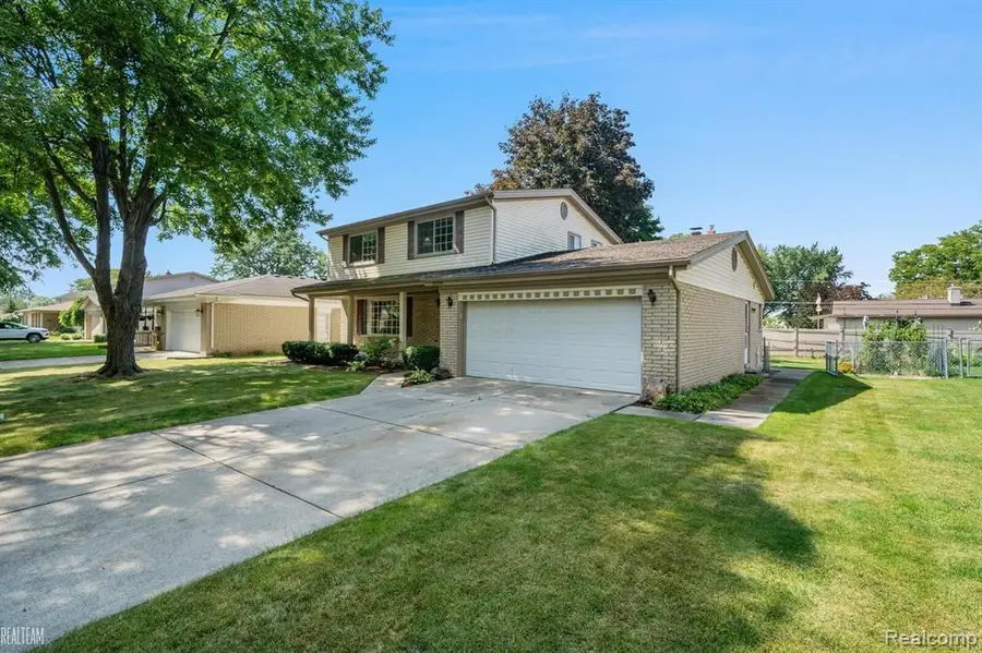 32229 Cambridge DR, Warren, MI 48093 - #2