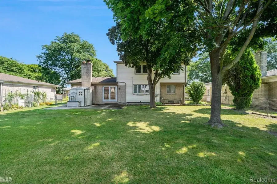 32229 Cambridge DR, Warren, MI 48093 - #3