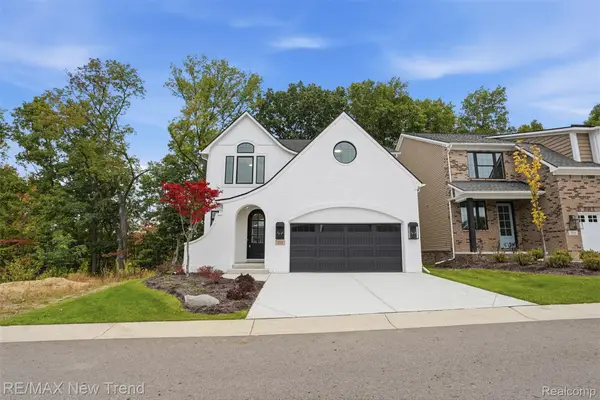 223 Summit View LN, Milford, MI 48381