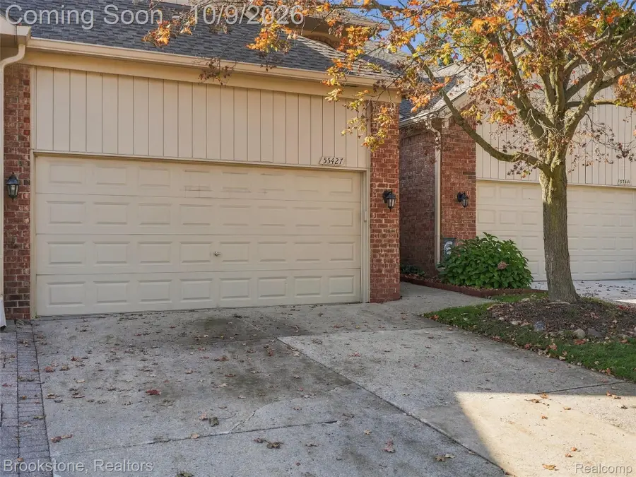 55427 Boardwalk DR, Shelby, MI 48316 - #2