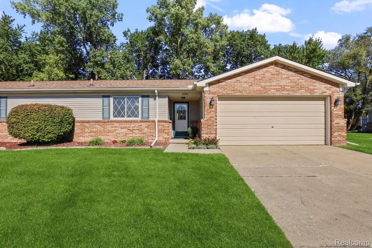 16891 N Gardenia DR, Fraser, MI 48026 - #1