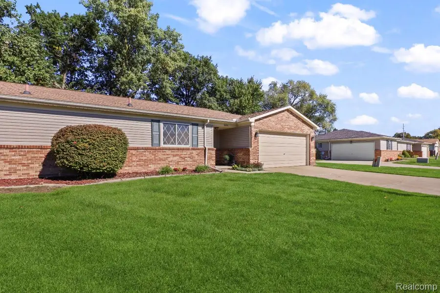 16891 N Gardenia DR, Fraser, MI 48026 - #2